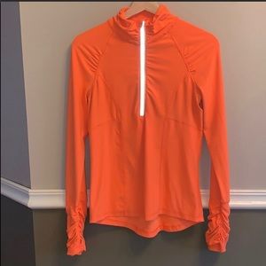 90 degree 1/4 zip running pull over. SIZE SMALL